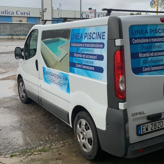 Barca da diporto con adesivi nautici personalizzati Publieuropa