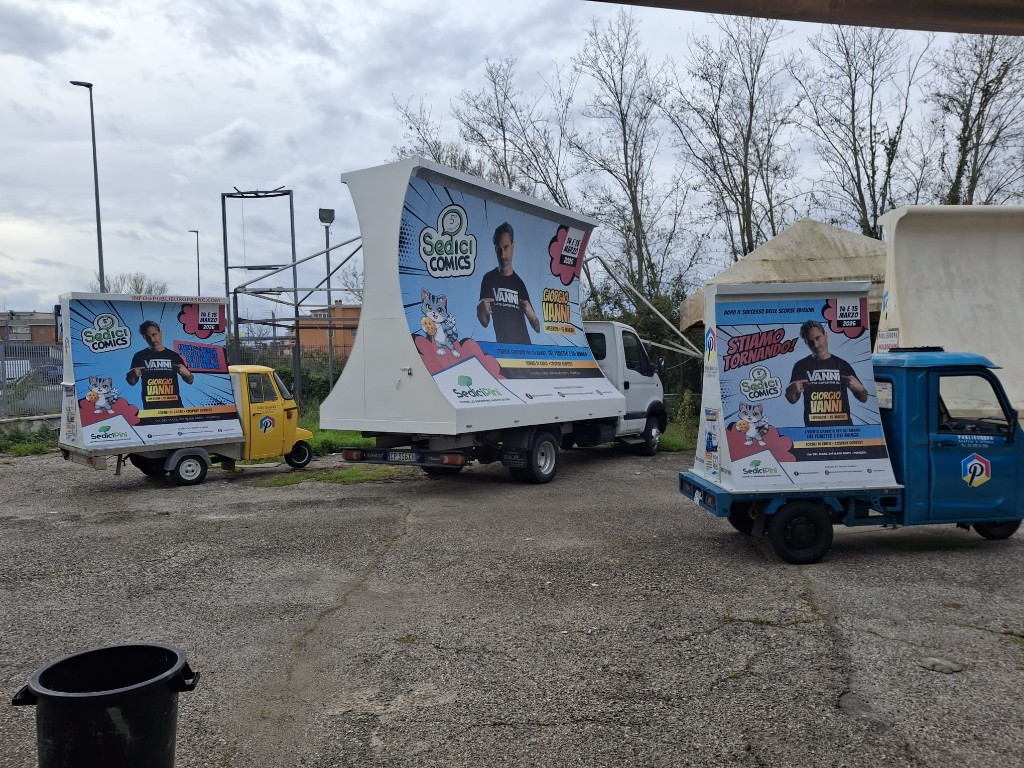 Flotta Publieuropa: due mezzi leggeri e un camion con vele pubblicitarie per l'evento Sedici Comics.