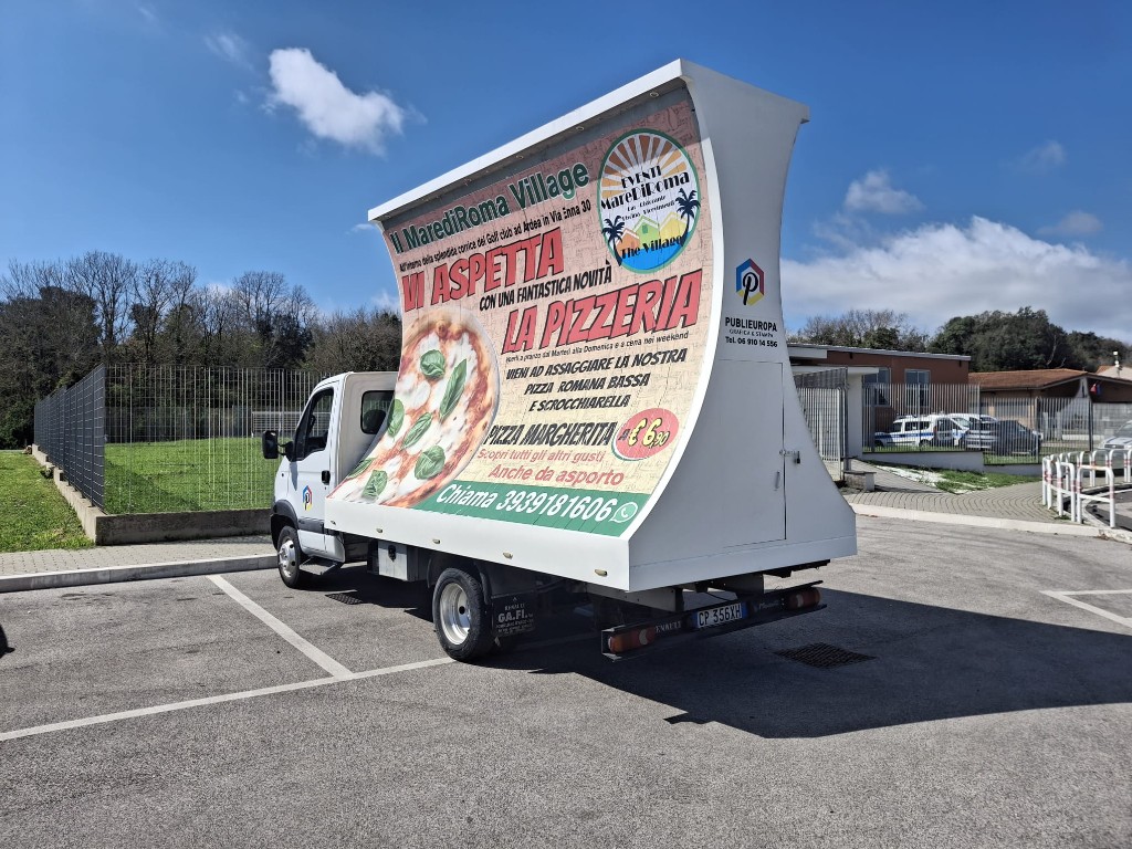 Camion con vela curva per promozione pizzeria MarediRoma Village; struttura con marchio Publieuropa Grafica e Stampa.
