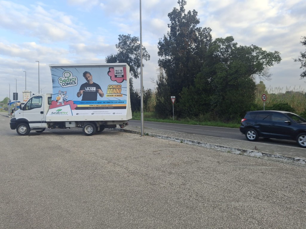 Camion vela per evento Sedici Comics con ospite Giorgio Vanni; progetto grafico su strada.