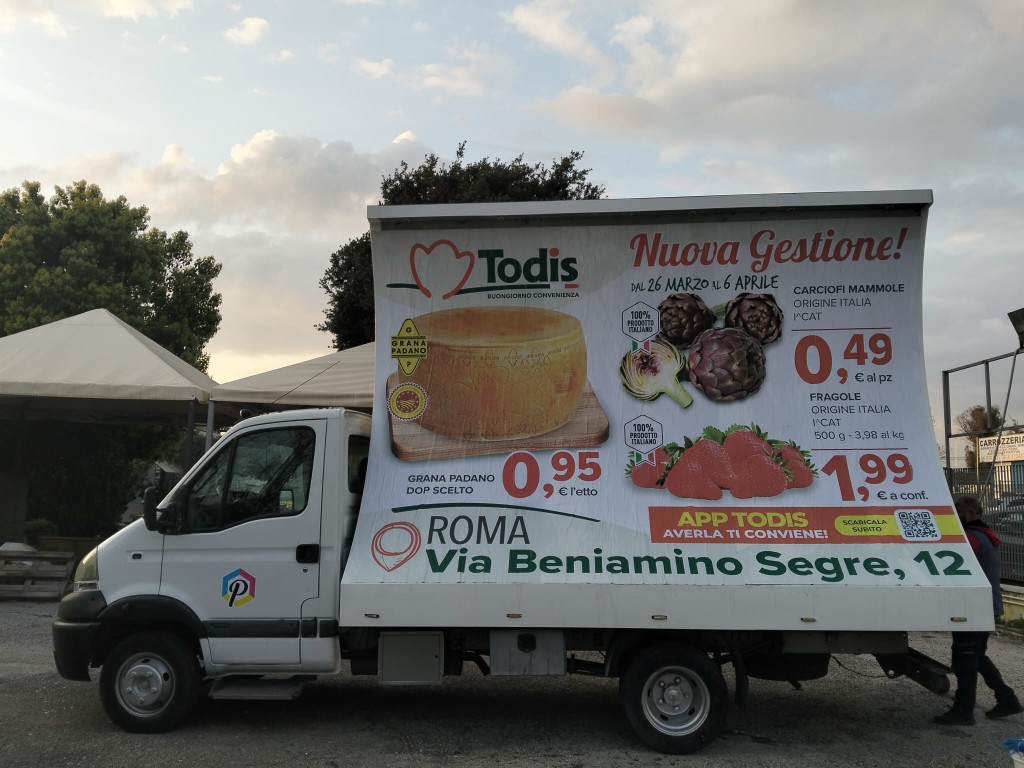 Camion pubblicitario con campagna Todis supermercato; mezzo Publieuropa.
