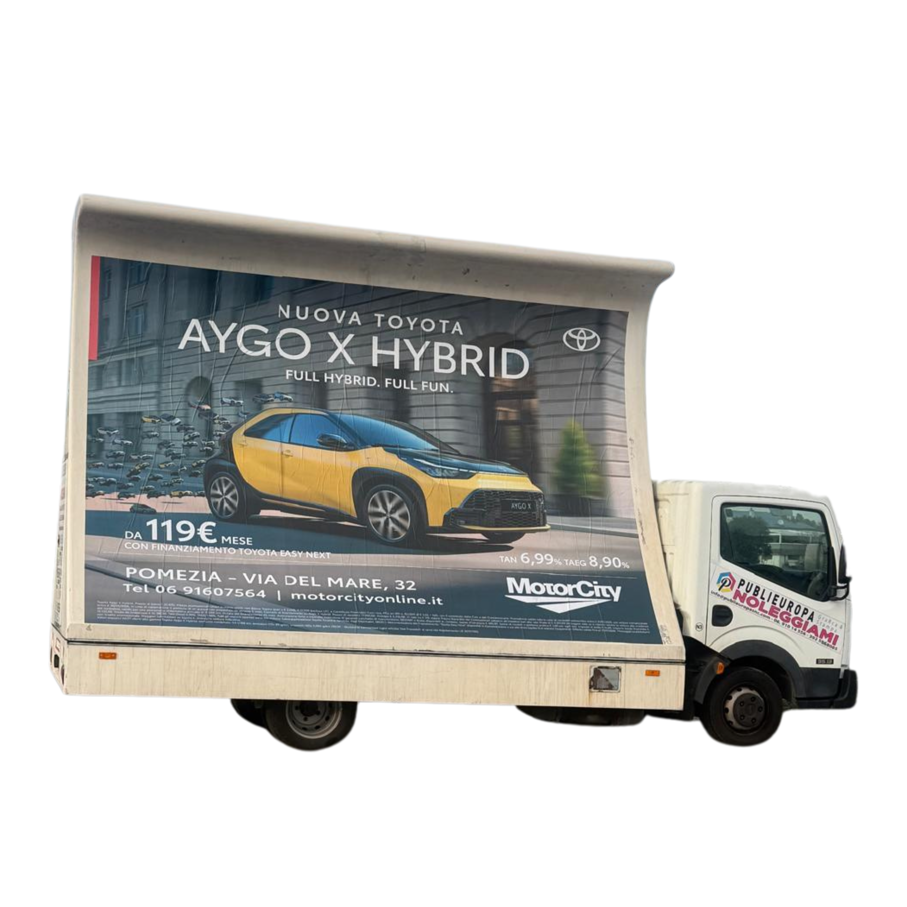 Nissan con vela pubblicitaria